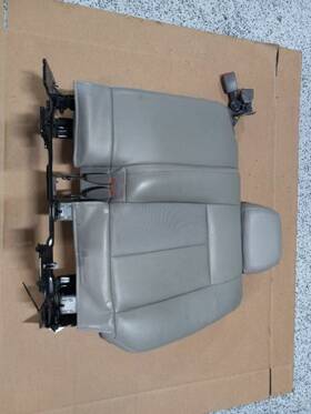 215.gm4g04 Buick 2004 Rainier Rear Driver Center Seat 215.gm4g04 Buick 2004 Rainier Rear Driver Center Seat
