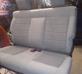 68003065aa Jeep Back Seat With Headrests 2008 2-door Wrangler Sahara Trim Grey Only 68 000 Mil