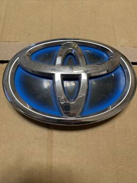 75311-75010 Toyota 2014 Prius C Grille Emblem Oem Used